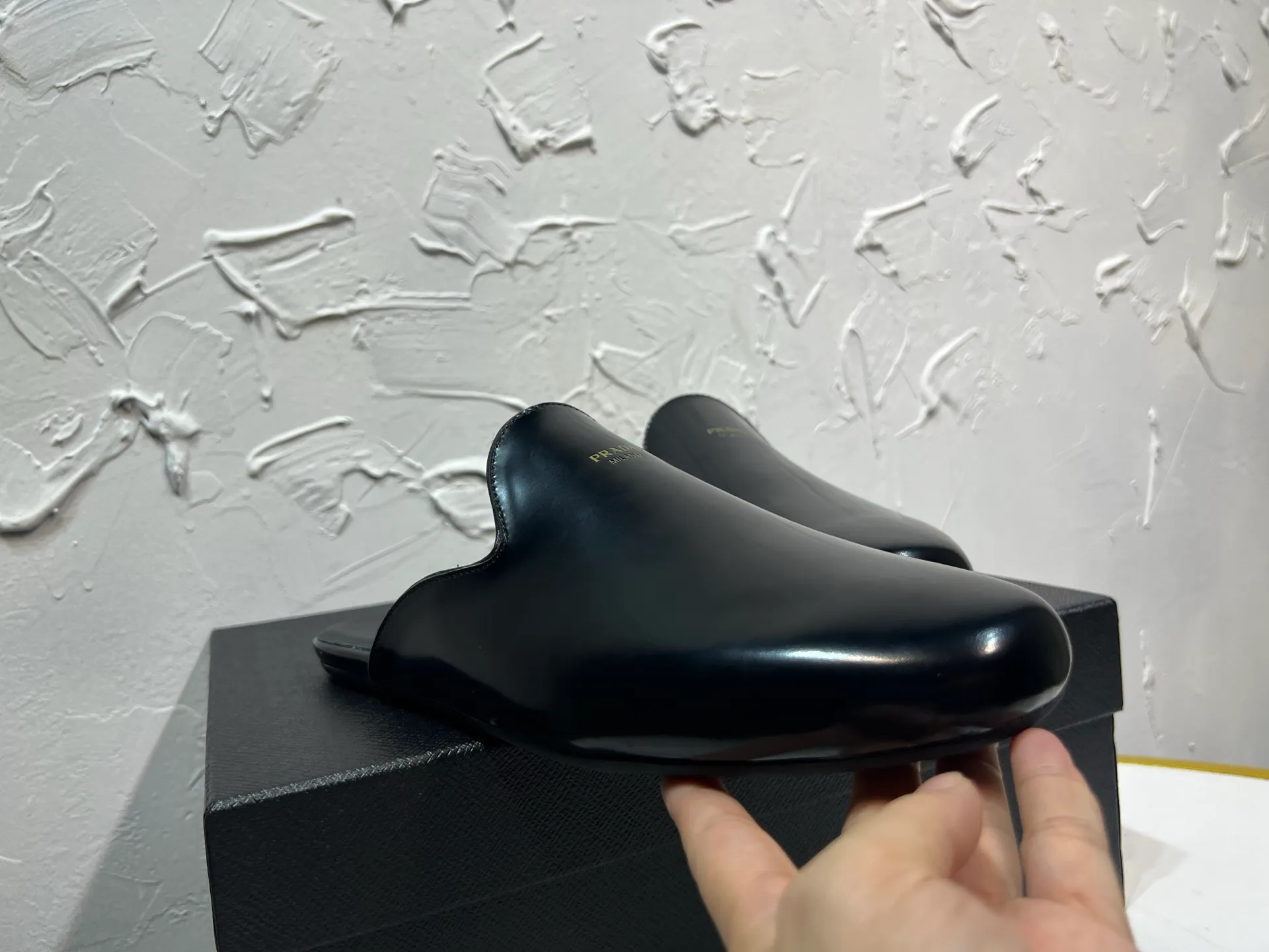 P700 prada derby2025 spring and autumn latest Prada retro men's bright leather slippers, Shuffle toe hollow mule shoes, imported open edge beads, lining and foot pads in cowhide, light rubber sole, sole thickness 10 mm, black and brown 2-color original packaging Code number: 39-46
